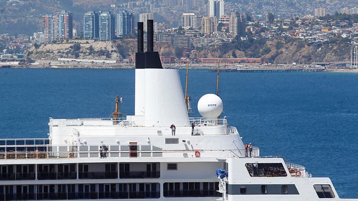 Crucero en cuarentena navega a Italia: Chilena a bordo acusa que los llevan "a la boca de los leones"