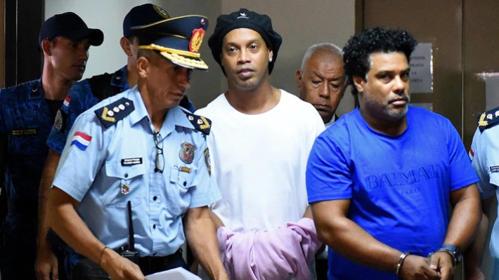 Ronaldinho cumple 40 años en su peor momento: Preso en Paraguay, cuidado por sus abogados y criticado por dos ex mundialistas