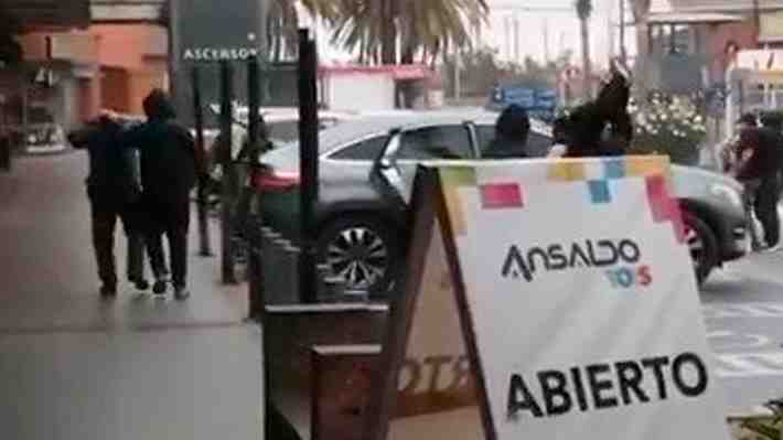 Sujetos asaltan sucursal bancaria en Maipú: Amenazan con armas a clientes para arrancar