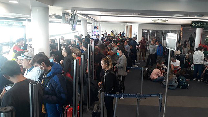 Cerca de 600 argentinos quedan varados en el aeropuerto de Santiago en medio de mayores restricciones aéreas