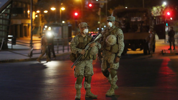 Carabineros informa que 146 personas fueron detenidas en el país en primera noche de toque de queda por Covid-19