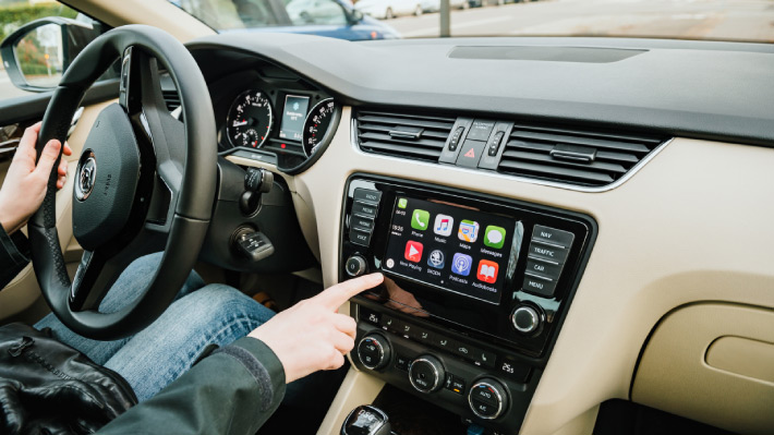 Estudio advierte sobre los peligros de usar los sistemas Android Auto y Apple CarPlay durante la conducción