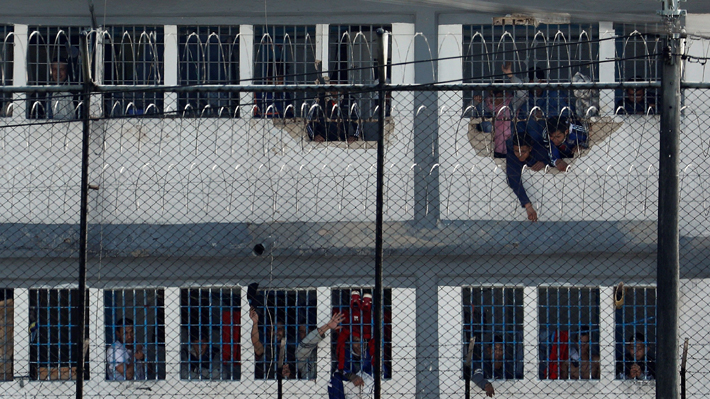 Motines, muertos y liberaciones masivas: La difícil situación que enfrentan las cárceles del mundo por la expansión del Covid-19