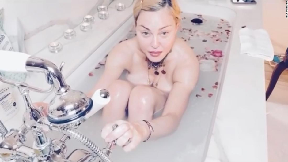 Madonna publicó y luego eliminó un peculiar video desde su bañera donde calificaba al coronavirus como el "gran igualador"