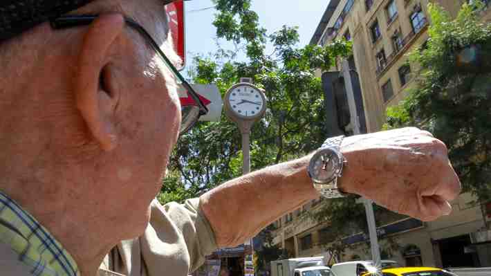 Horario de invierno regirá desde el 4 de abril y relojes deberán atrasarse una hora, salvo en Magallanes