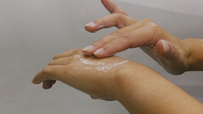 Pieles irritadas tras desinfectar espacios y otras complicaciones: Cómo proteger la piel durante los días de cuarentena