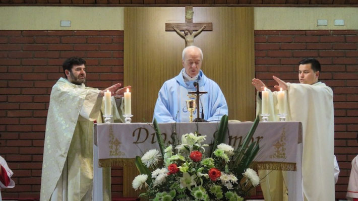 Llamado de obispo de Los Ángeles a continuar celebrando misas genera críticas de autoridades
