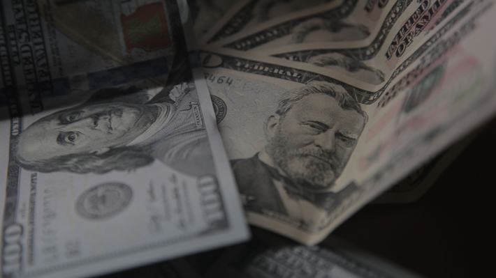 Dólar sube con fuerza $15 y parte la semana por encima de los $850