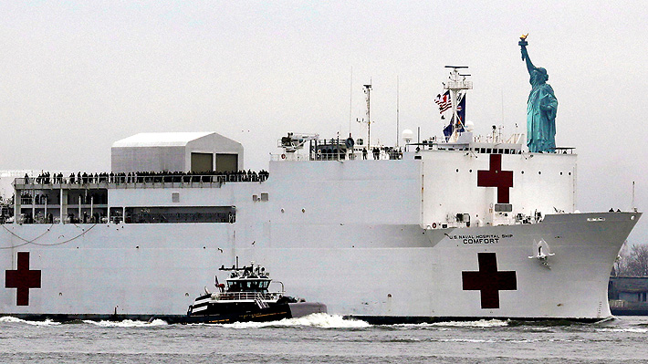 Cómo es el buque hospital que llegó a Nueva York para descongestionar la red de salud durante crisis por covid-19