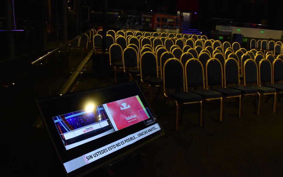 Un teatro vacío y decenas de rostros vía streaming: Las imágenes que dejó el primer bloque de la Teletón 2020