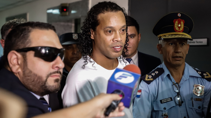 Entre partidos de futvoley y sin visitas por el coronavirus: Ronaldinho cumple un mes detenido en Paraguay