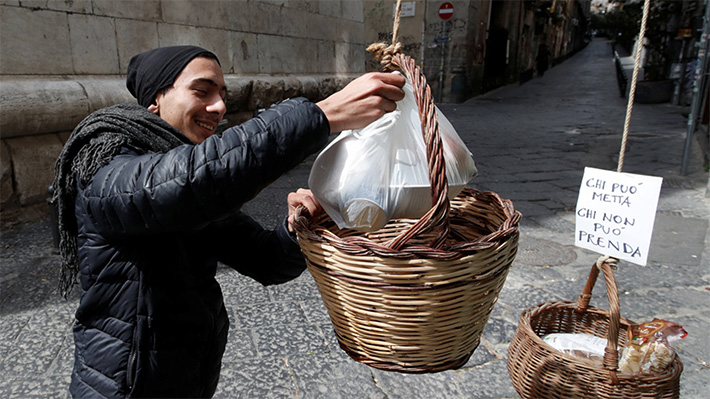 Galería: Desde los balcones de Nápoles suben y bajan las cestas llenas de comida para ayudar a los que no tienen