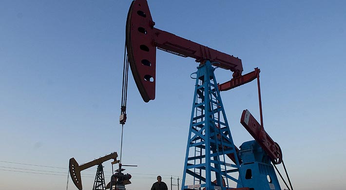 Potencias petroleras se acercan a trato histórico de producción tras colapso de los precios
