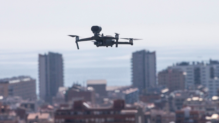 Desde brazaletes electrónicos a drones: Los métodos usados en otros países para controlar la cuarentena