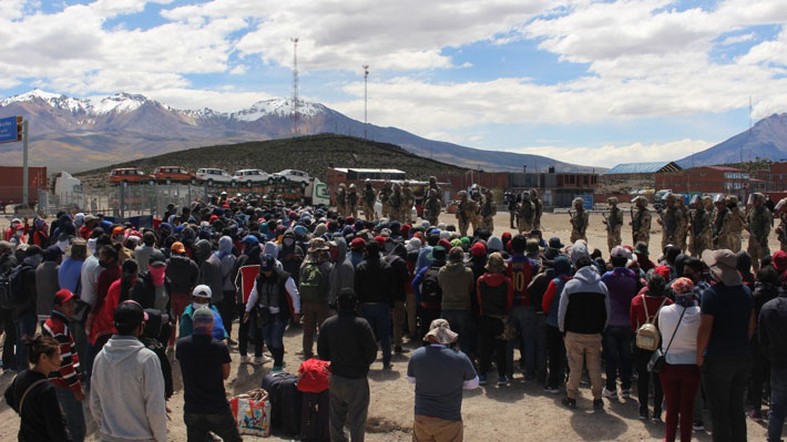 Continúan llegando bolivianos a la frontera de Colchane: Más de 700 personas a la espera que Bolivia les permita el ingreso