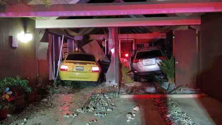 Insólito: Sujeto chocó tres veces la misma casa con dos autos en una sola noche