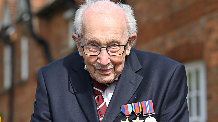 Fotos y video: Británico de 99 años se convierte en "héroe" tras reunir millonaria suma para personal de salud de su país
