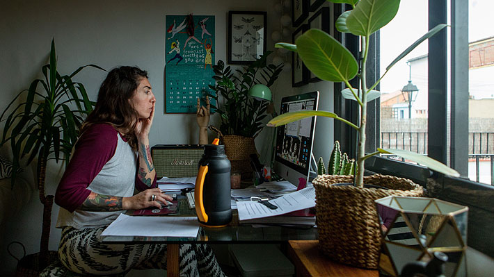 Usar accesorios y "jamás" quedarse en pijama": Los consejos de una asesora de imagen para enfrentar las reuniones online