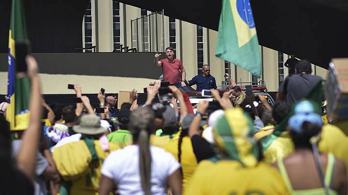 Bolsonaro arenga a manifestantes que infringen la cuarentena y piden una "intervención militar" en Brasil