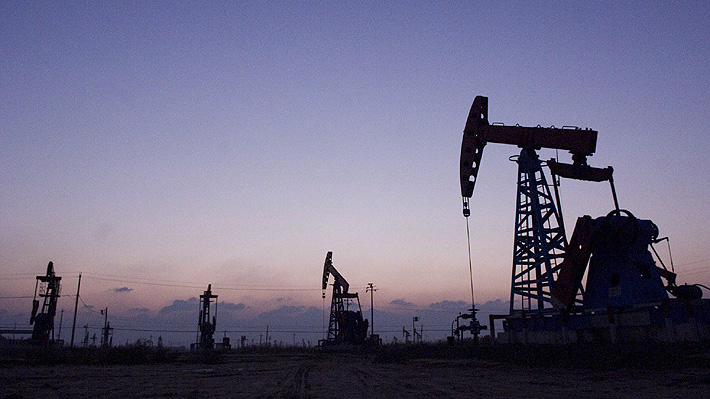Precio del petróleo en Estados Unidos se desploma casi un 20% hasta mínimos de 1999