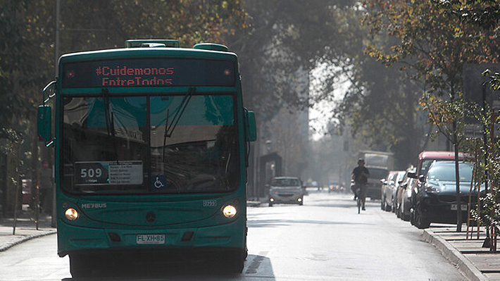 Panel de expertos afirma que derrumbe petrolero global impedirá alzas en el Transantiago por meses