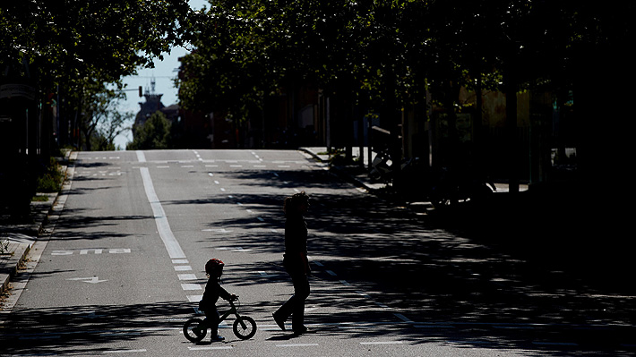 Gobierno de España fija normas para paseos de niños: una hora al día y siempre acompañados de un adulto