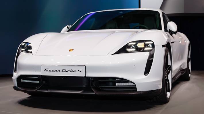 El popular Porsche Taycan eléctrico tendrá una versión más económica