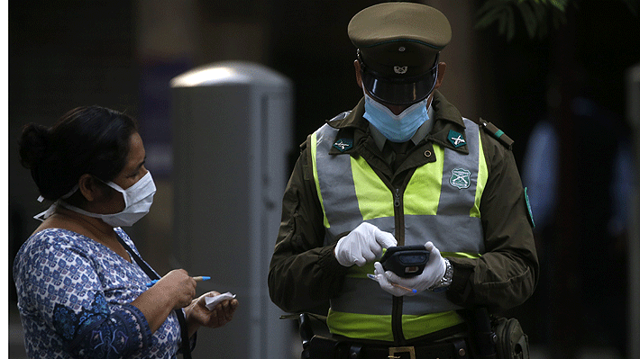 Carabineros reconoce dificultades para efectuar controles sanitarios: "No damos abasto para todos los sectores"