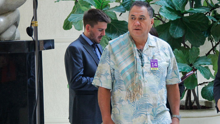 Alcalde de Rapa Nui defiende test rápidos tras frustrado vuelo de isleños: "Nadie ha venido a hacer algo improvisado"