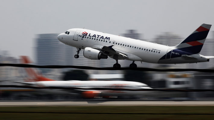 Latam propone plan de retiro voluntario a sus empleados: Desde pagos de indemnizaciones a pasajes de avión