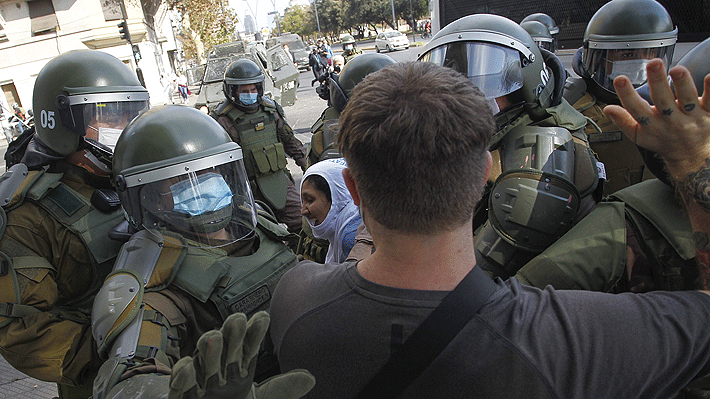 Carabineros detiene a más de 60 personas tras congregación en Plaza Baquedano en medio de restricciones por covid-19