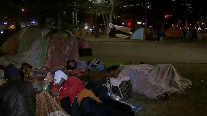 Inmigrantes pasan la noche frente al consulado de Bolivia en Providencia a la espera de poder regresar a ese país