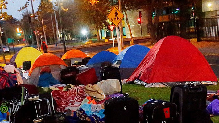 Inmigrantes acampan afuera del consulado de Perú en Providencia y piden ayuda para regresar a su país