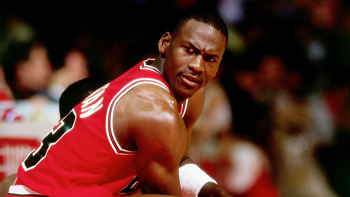 El entrenador que hizo llorar de frustración a Michael Jordan y la polémica nota que le dejó la estrella antes de una final olímpica