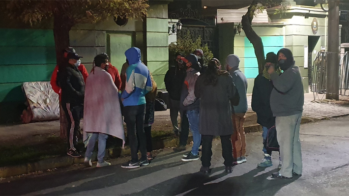 Medio centenar de inmigrantes duermen por segunda noche consecutiva frente a consulado venezolano