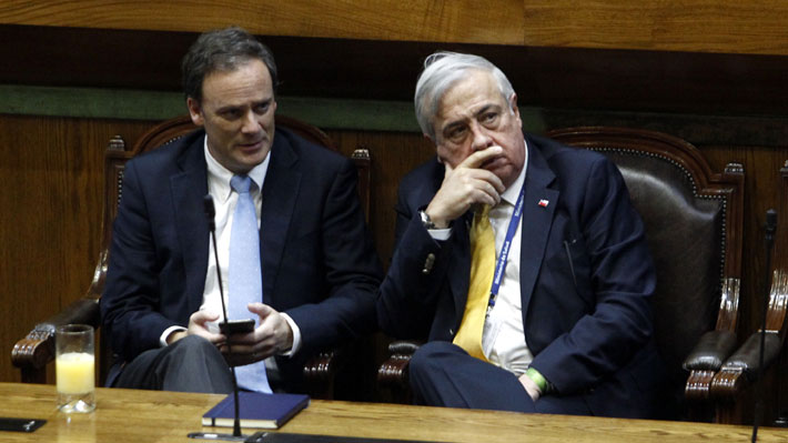 Ward dice que Mañalich es "la persona adecuada" para enfrentar la pandemia tras críticas de senadores de oposición