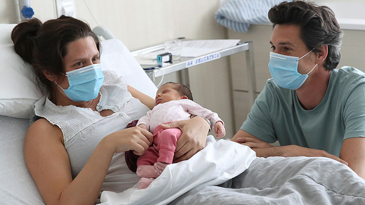 Matronas aconsejan evitar los besos a recién nacidos: "Está comprobado que es la gotita la que contagia"