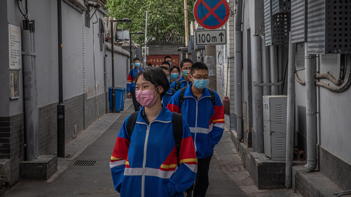 Alumnos chinos retornan a clases con pulseras electrónicas para detectar el coronavirus