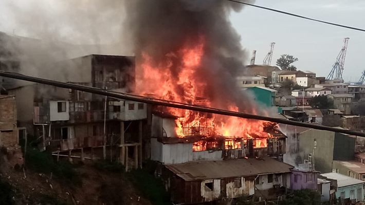 Incendio en cerro Santo Domingo en Valparaíso consume 11 viviendas