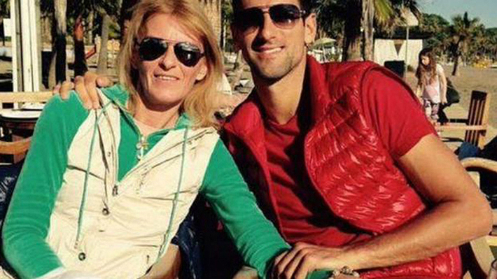 Madre de Djokovic da detalles de la dura infancia del tenista y lanza dardo a Roger Federer: "Es arrogante"