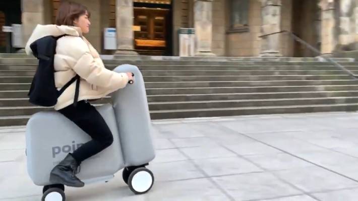 Investigadores japoneses presentan un innovador scooter eléctrico inflable