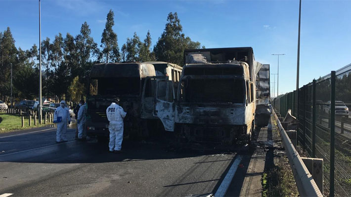 Indagan nuevo ataque incendiario en La Araucanía: Grupo interceptó a trabajadores y quemó tres vehículos