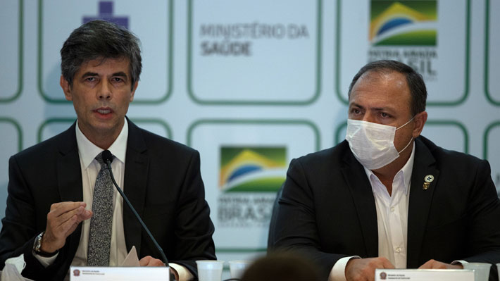 Bolsonaro designa a un militar como ministro interino de salud y vuelve a criticar el distanciamiento social