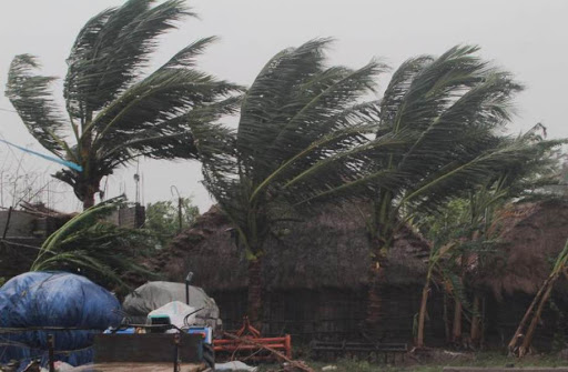 Ciclón Amphan alcanza la costa india con ráfagas de viento de 185 Km/h y deja la primera víctima fatal en Bangladesh