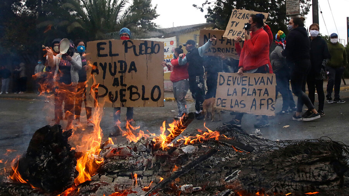 Vecinos de La Pintana se manifestaron pidiendo apoyo económico y afirman que existe alta cesantía