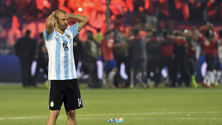 La reflexión de Mascherano sobre su imagen mirando desolado la Copa América perdida ante Chile en 2015