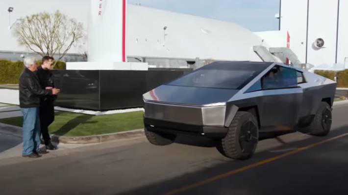 Jay Leno pone a prueba el Tesla Cybertruck y recorre el túnel de The Boring Company