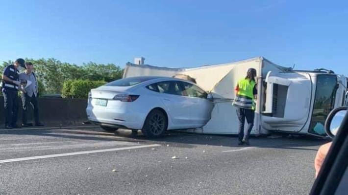 Tesla Model 3 no ve un camión volcado en la carretera y protagoniza inusual accidente