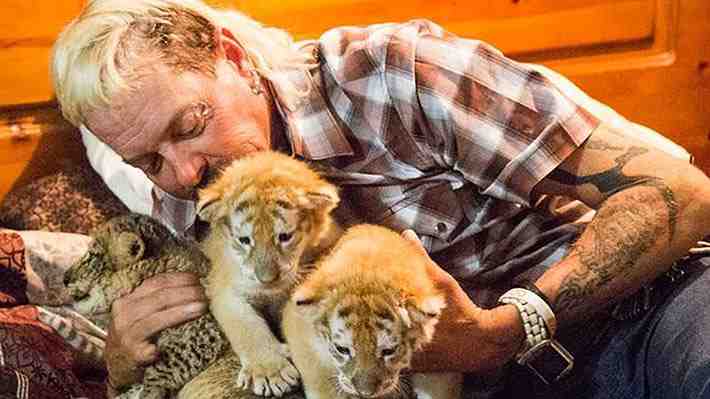 Joe Exotic, el pintoresco protagonista de "Rey Tigre", deberá ceder a su rival la propiedad donde se emplaza su zoológico