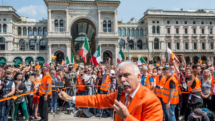 "Chalecos naranjos", los negacionistas del covid-19 que quebrantan las leyes en Italia